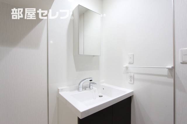 洗面設備　※階によりアクセントクロスが異なります。（５０１号室写真）