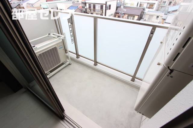 バルコニー　※階によりアクセントクロスが異なります。（５０１号室写真）