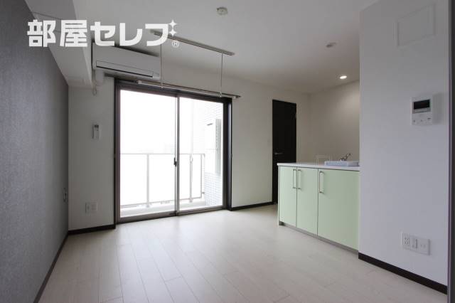 居室・リビング　※階によりアクセントクロスが異なります。（５０１号室写真）