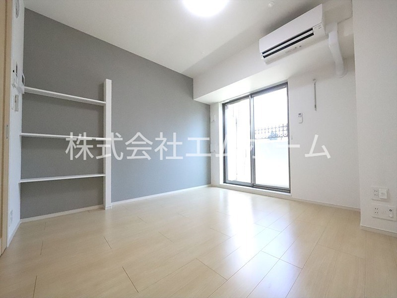 居室・リビング　洋室7.3帖　エアコン完備　棚付き