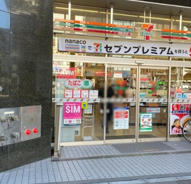 コンビニ　セブンイレブン四谷3丁目店（コンビニ）まで50m