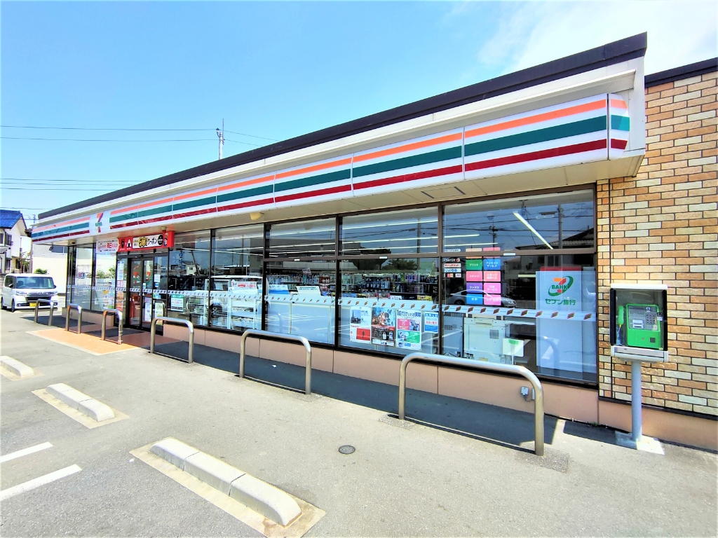 コンビニ　セブンイレブン 伊勢崎流通団地東店（コンビニ）まで700m