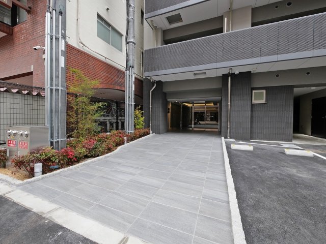 エントランス　落ち着いたエントランスです