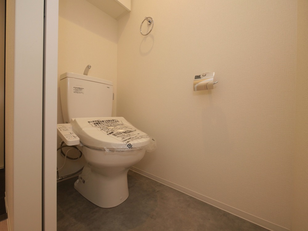 トイレ　落ち着いた色調のトイレです