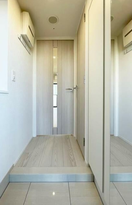 玄関　※別部屋の参考写真です。