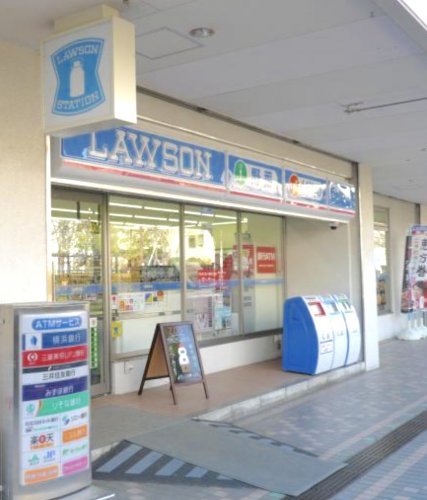 コンビニ　ローソン 新百合ヶ丘駅前店（コンビニ）まで777m