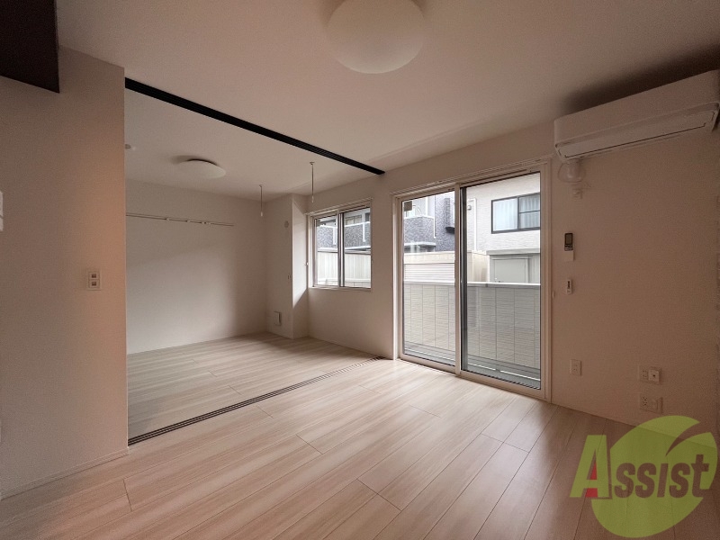 居室・リビング　大きな窓が付いていて日差しもたっぷり入ります。