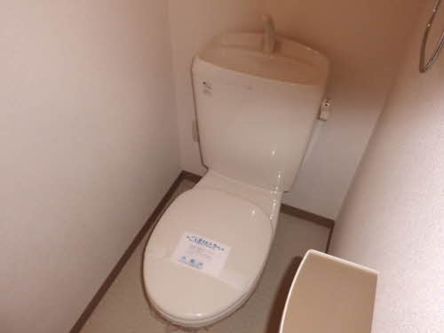 トイレ　別号室の写真です（反転）