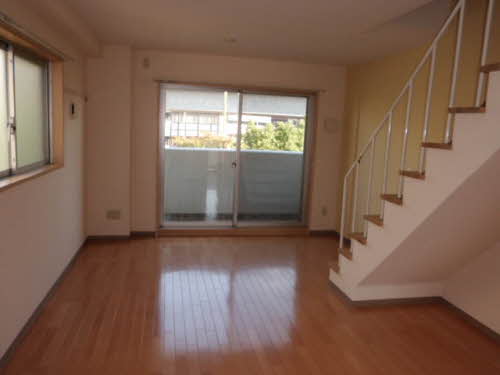 居室・リビング　別号室の写真です（反転）