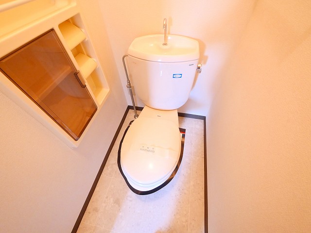 トイレ　落ち着いた色調のトイレです