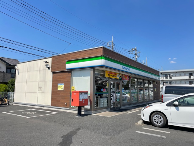 コンビニ　ファミリーマート（コンビニ）まで700m