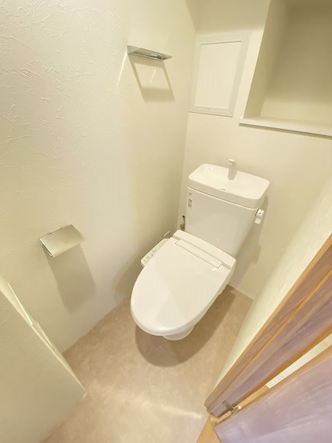 トイレ　落ち着いた色調のトイレです
