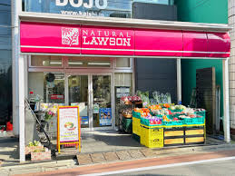コンビニ　ナチュラルローソン港日赤通り店（コンビニ）まで304m