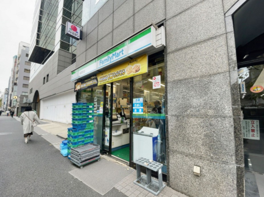 コンビニ　ファミリーマート原宿神宮前店（コンビニ）まで303m