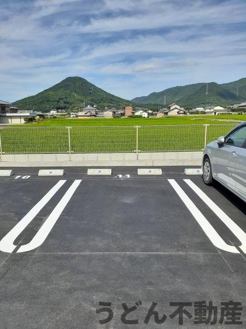 駐車場　うどん県のお部屋探しはうどん不動産へ うどんちゃんとLINE