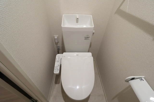 トイレ　もちろん温水洗浄暖房便座です