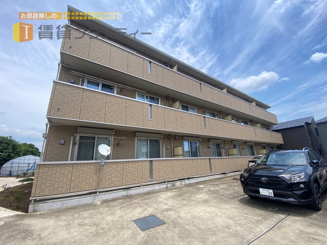 建物外観　スカイタウンの名に負けぬ青空