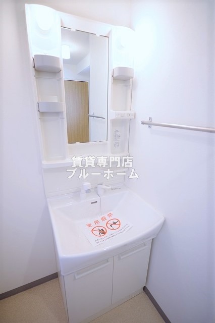 洗面設備　照明器付き独立洗面台です！