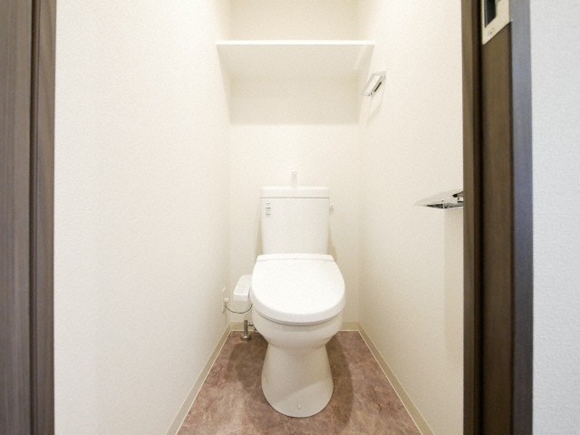 トイレ　落ち着いた色調のトイレです