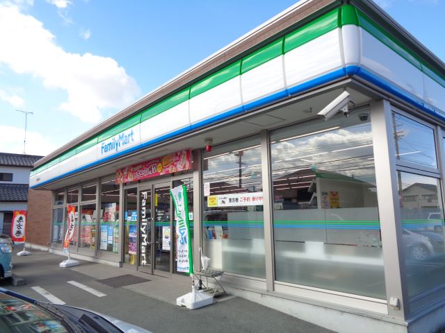 コンビニ　ファミリーマート（コンビニ）まで670m