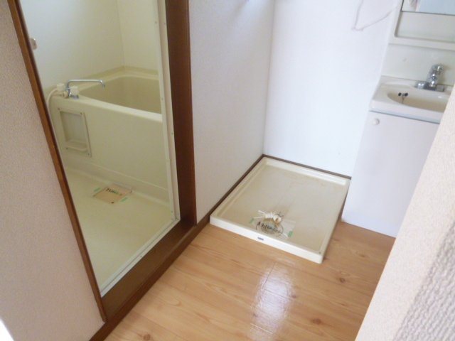 洗面設備　同建物201号室の写真です。