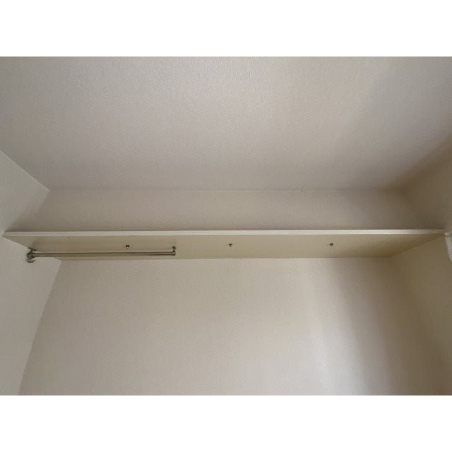 その他設備　ハンガーパイプが付いた吊り棚が室内に設置されています☆