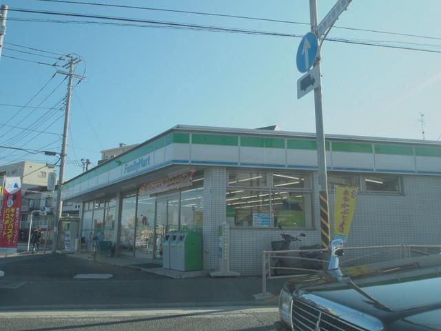 コンビニ　ファミリーマート（コンビニ）まで950m