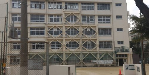 中学校　神戸市立葺合中学校（中学校）まで695m