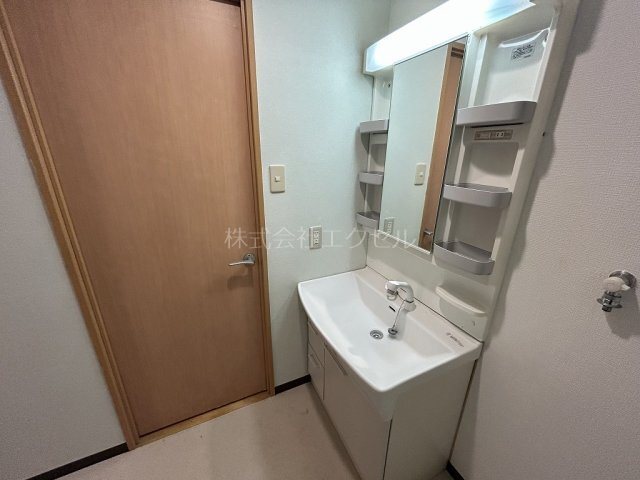洗面設備　朝に便利な独立洗面台♪