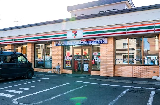 コンビニ　セブンイレブン札幌北郷3条4丁目店（コンビニ）まで255m