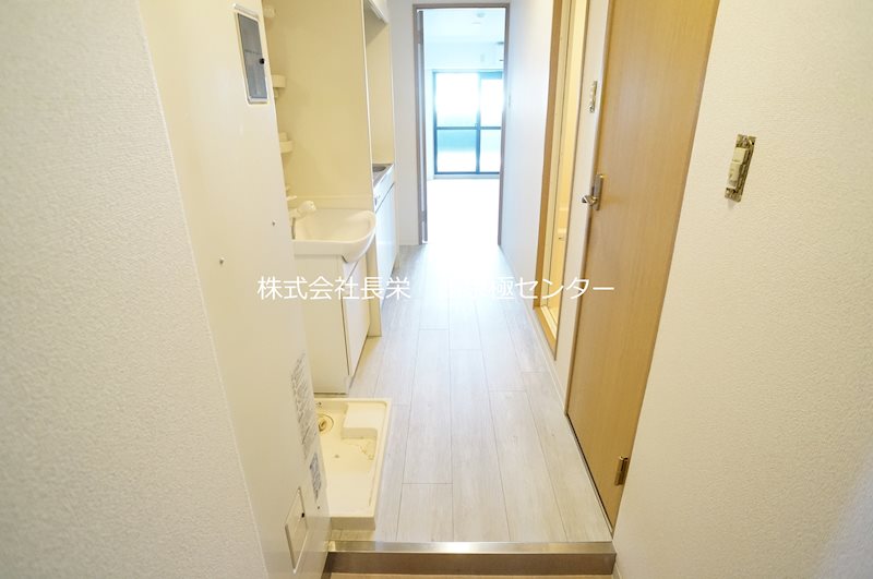 玄関　※同タイプ702号室の参考写真です★（実際のお部屋とは異なり