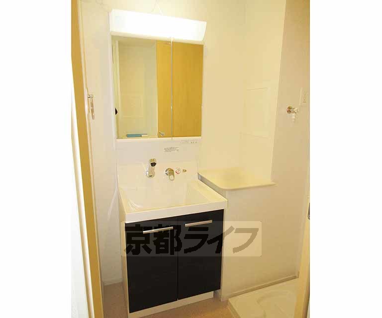 洗面設備　大きな鏡の独立洗面台です！使いやすい！