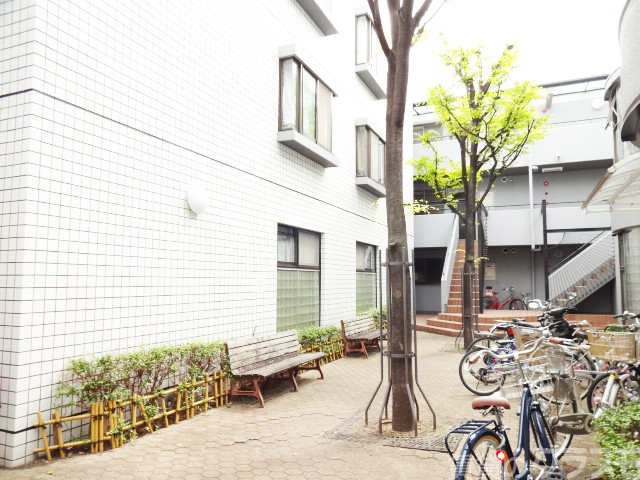 その他　敷地内にベンチもございます☆ちょっと一休憩して下さい♪