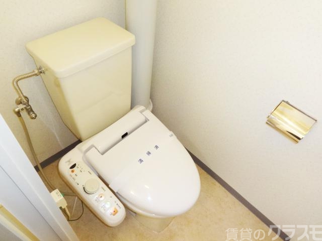 トイレ　温水洗浄便座ですので冬も問題なしのトイレ！