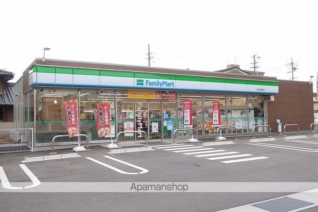 コンビニ　ファミリーマート（コンビニ）まで300m