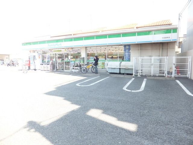 コンビニ　ファミリーマート（コンビニ）まで265m