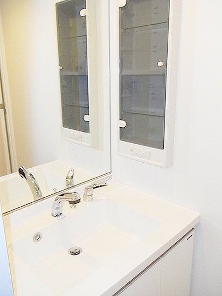 洗面設備　※同タイプの別のお部屋です。