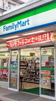 コンビニ　ファミリーマート千駄木五丁目店（コンビニ）まで36m