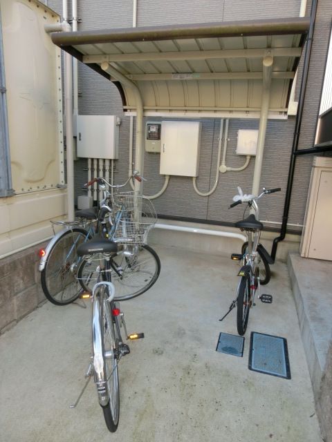 エントランス　屋根付き駐輪場