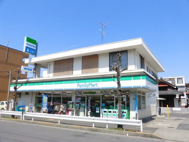 コンビニ　ファミリーマート（コンビニ）まで900m