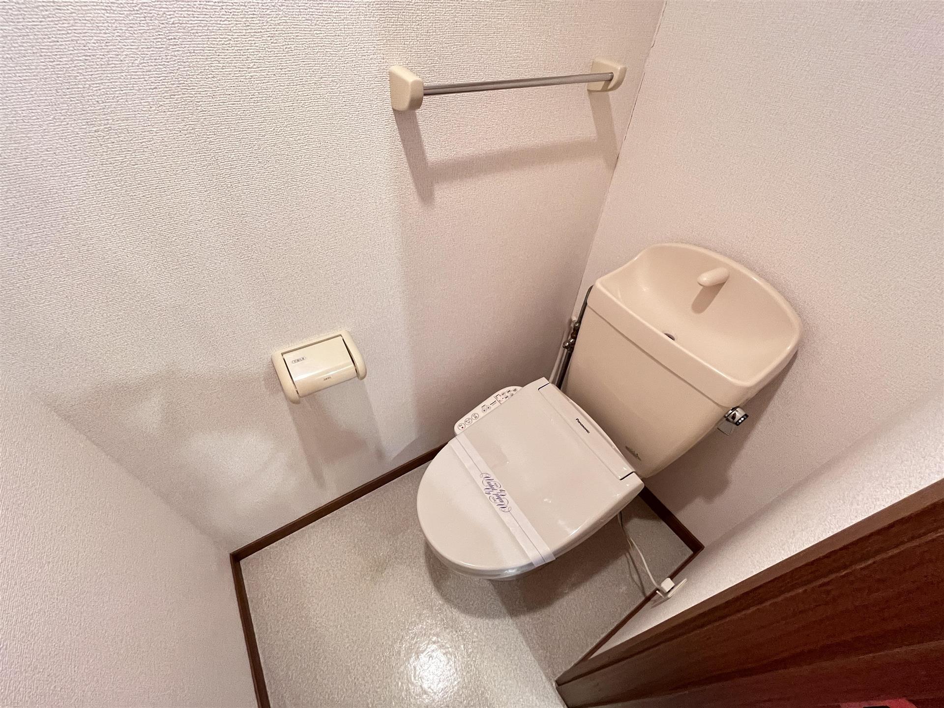 トイレ　温水洗浄暖房便座