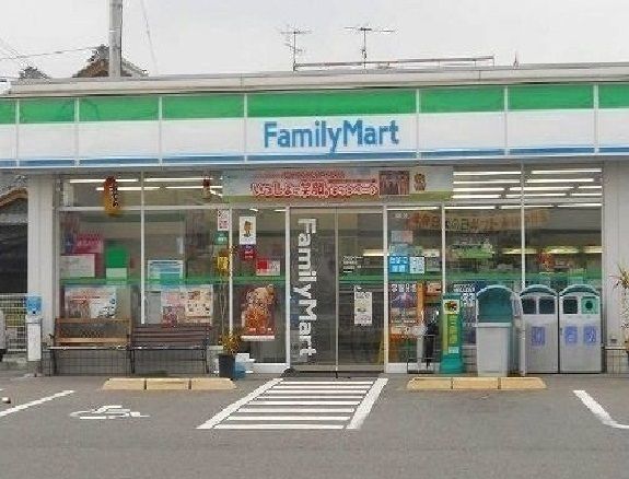 コンビニ　ファミリーマート（コンビニ）まで450m