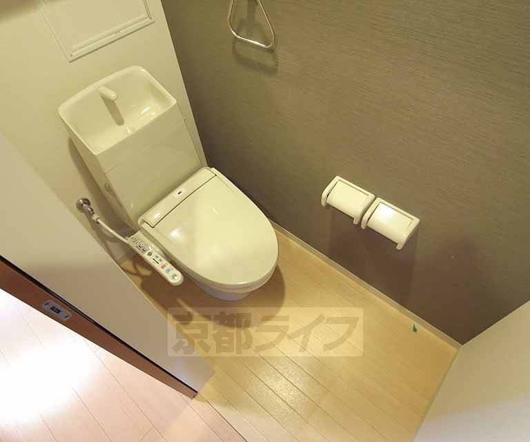 トイレ　ウォシュレット付です。