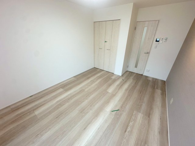 その他部屋・スペース　ゆとりのあるベッドルームで快適な睡眠をとってくださいね。