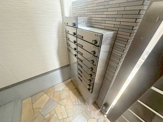 ロビー　ロビーにある各部屋毎のメールボックス。