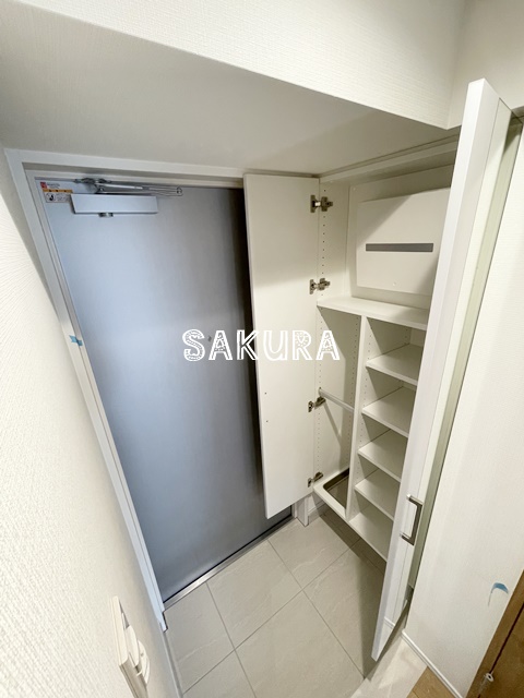 玄関　収納豊富なシューズボックスです♪