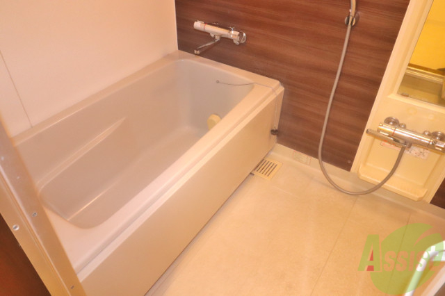 バス・シャワールーム　清潔感のある白いお風呂、ゆったり浸かってリフレッシュ