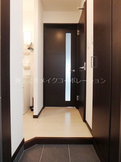 玄関　※参考のため同マンション別部屋の写真を使用しております。