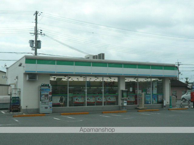 コンビニ　ファミリーマート（コンビニ）まで556m