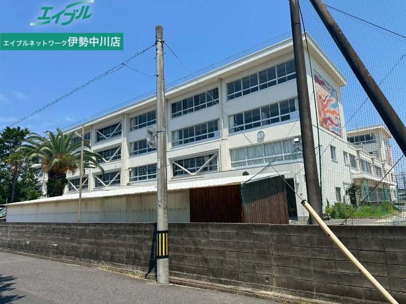 中学校　津市立西橋内中学校（中学校）まで1426m